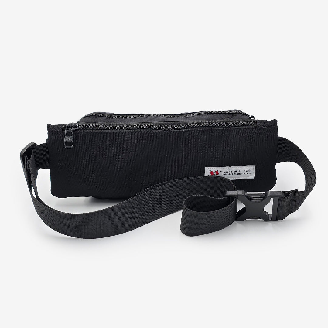 parte posterior del canguro larco negro con correa ajustable, diseño sin desperdicio, creado con principios cruelty free por Piola Bags.