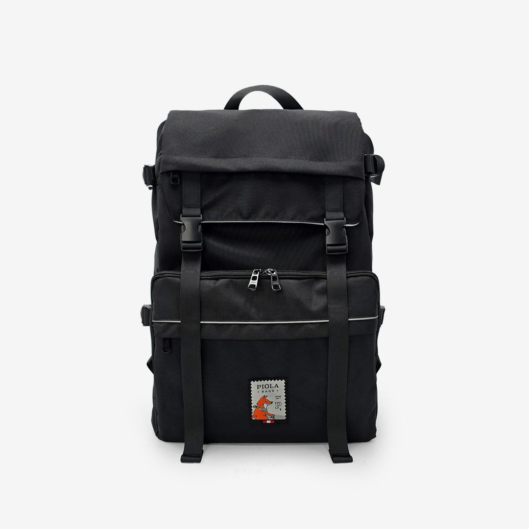 
Vista frontal de la mochila Gran Ruta negra con múltiples bolsillos y gran capacidad, ideal para viajes exigentes. Hecha en Perú por Piola Bags.