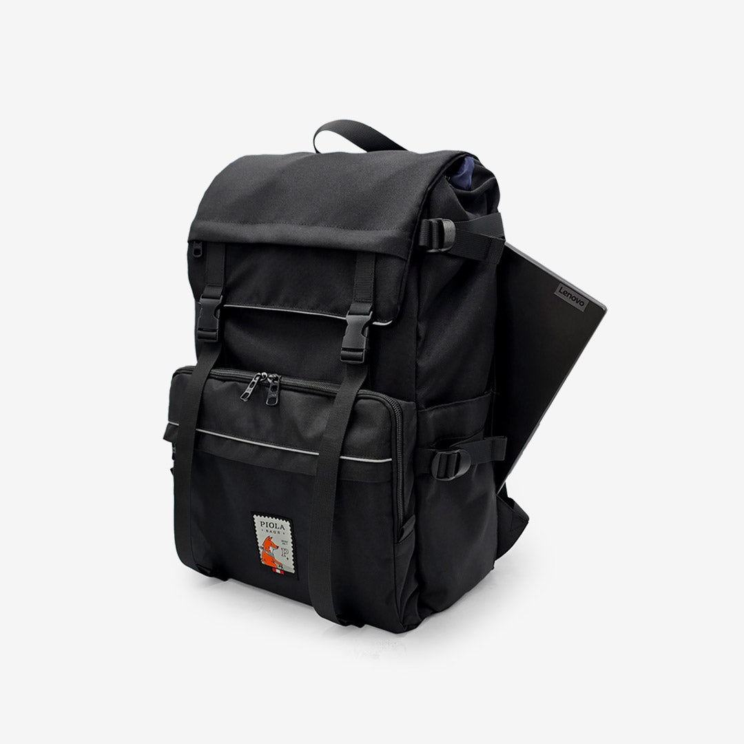 Vista lateral de la mochila Gran Ruta negra con compartimento acolchado para laptop de hasta 15”. Ideal para viajes urbanos. Diseño peruano de Piola Bags.