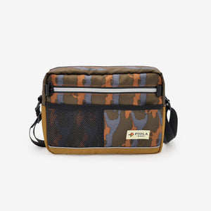 Vista frontal del morral Malecón camuflado con bolsillos organizadores, producto local hecho por Piola Bags