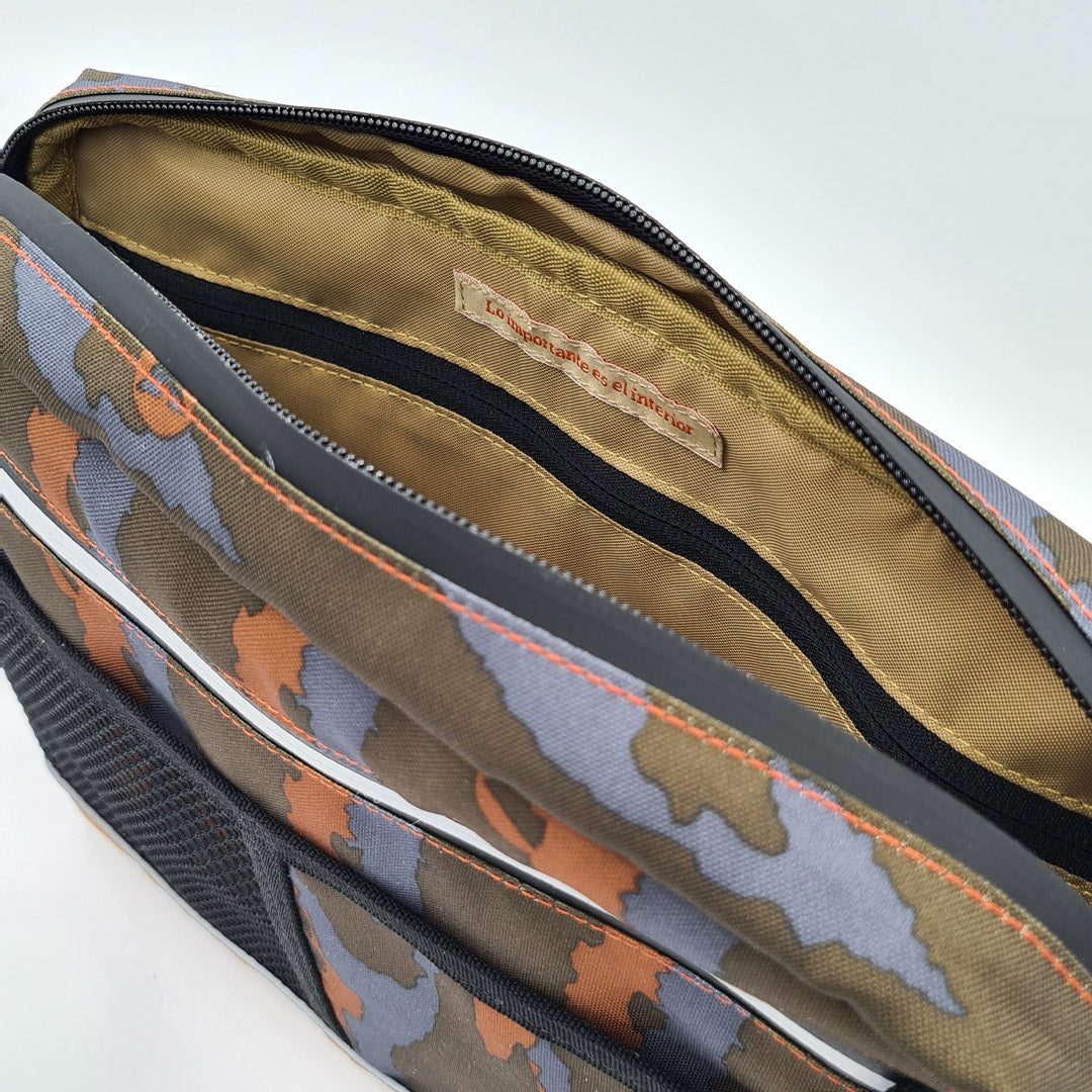 Interior amplio del morral Malecón camuflado con bolsillos grandes, producido de manera fair trade por Piola Bags