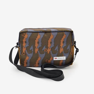 Parte posterior del morral camuflado, ideal para ciudad y aventuras urbanas, hecho por Piola Bags