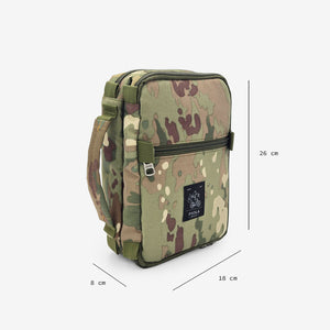 Organizador TechPack camuflado con medidas visibles, práctico y versátil para días activos en la ciudad, hecho por Piola Bags