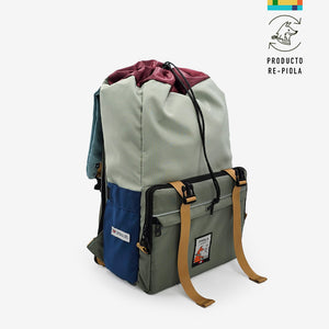 Vista superior de mochila urbana hecha en Perú, resistente al agua, práctica para viajar y optimizada para la ciudad.